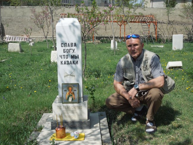 Олег Гонцов на могиле казака Герасимова в Кабуле.